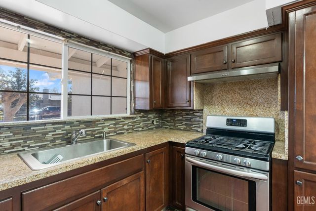 1900 Faxon Avenue, Bakersfield, CA 93304