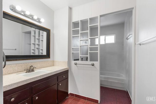 1900 Faxon Avenue, Bakersfield, CA 93304