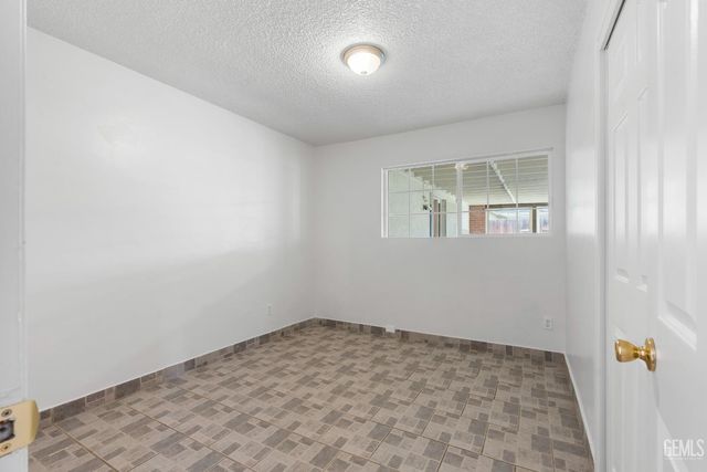 1900 Faxon Avenue, Bakersfield, CA 93304