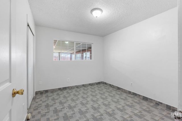 1900 Faxon Avenue, Bakersfield, CA 93304