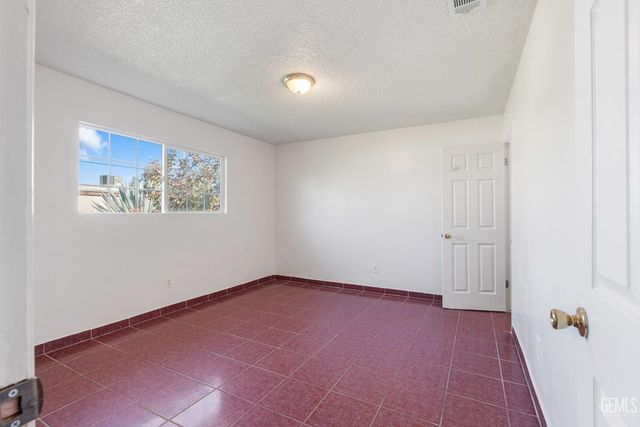 1900 Faxon Avenue, Bakersfield, CA 93304