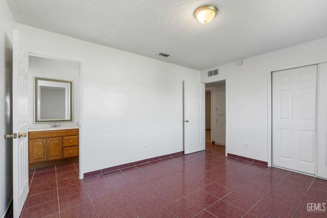 1900 Faxon Avenue, Bakersfield, CA 93304