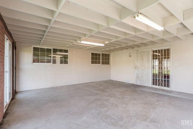 1900 Faxon Avenue, Bakersfield, CA 93304