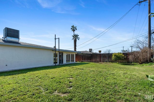 1900 Faxon Avenue, Bakersfield, CA 93304