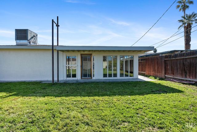 1900 Faxon Avenue, Bakersfield, CA 93304