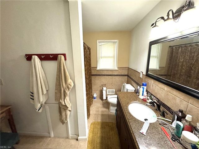 2 Kennedy Dr, Portsmouth, VA 23702