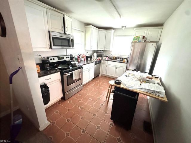 2 Kennedy Dr, Portsmouth, VA 23702