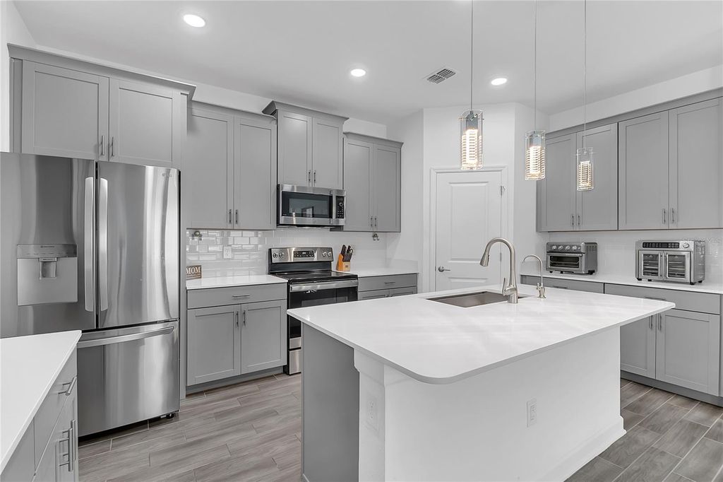 Image 7 of property listing at 1807 GOOD NEIGHBOR LOOP, Kissimmee, FL 34744