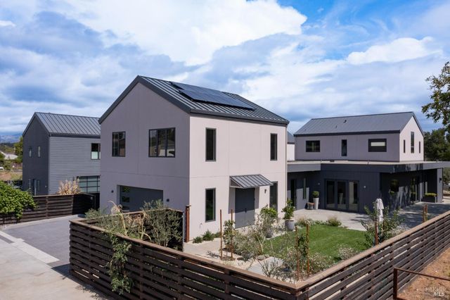 983 Grove St, Healdsburg, CA 95448