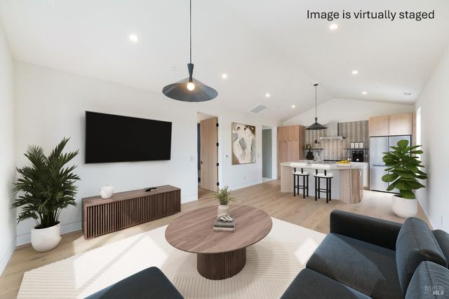 983 Grove St, Healdsburg, CA 95448