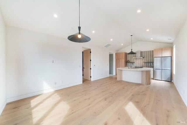 983 Grove St, Healdsburg, CA 95448