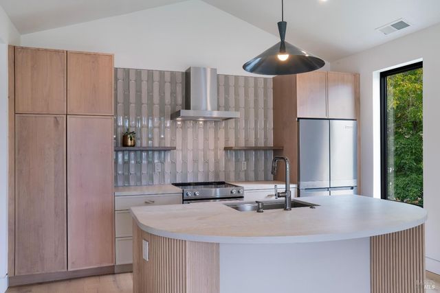 983 Grove St, Healdsburg, CA 95448