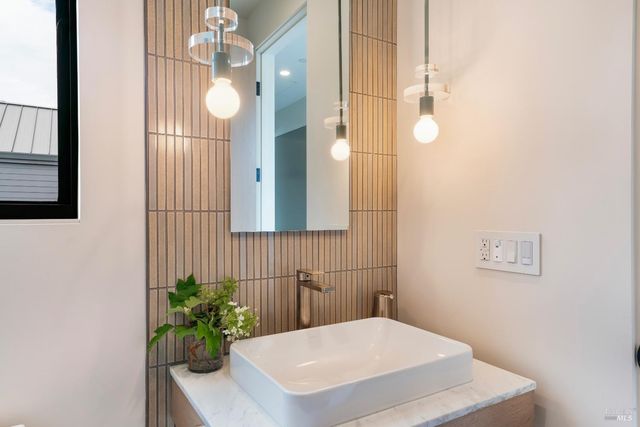 983 Grove St, Healdsburg, CA 95448