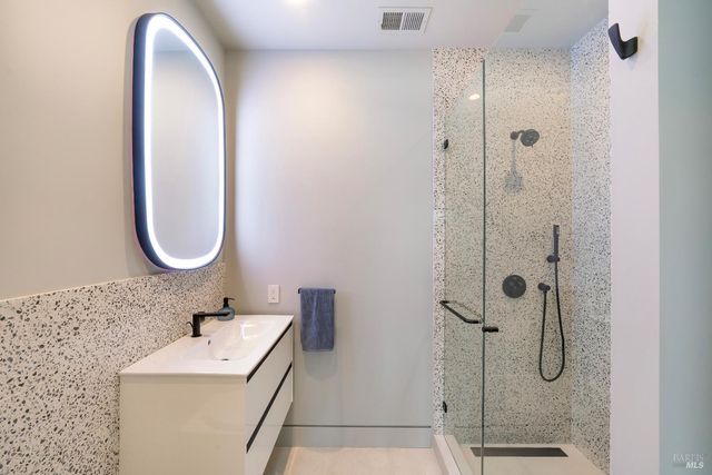 983 Grove St, Healdsburg, CA 95448