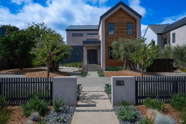 983 Grove St, Healdsburg, CA 95448