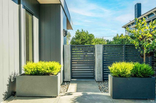 983 Grove St, Healdsburg, CA 95448