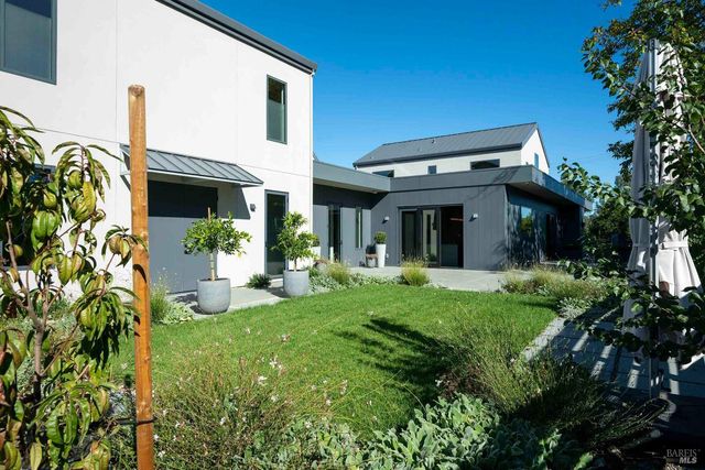 983 Grove St, Healdsburg, CA 95448