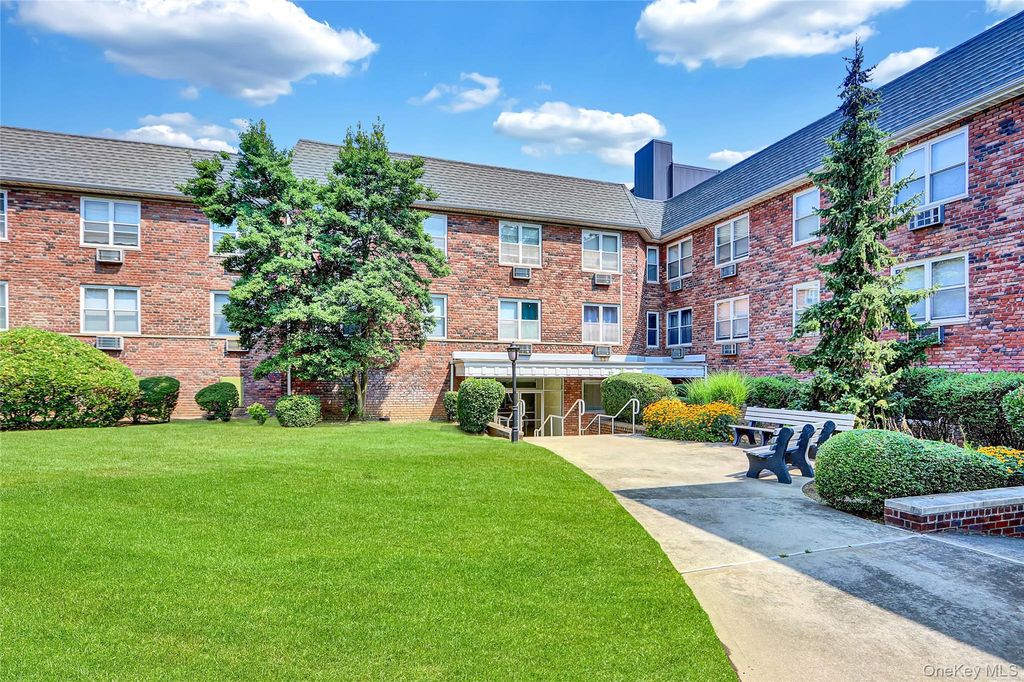 30 Daley Place 247, Lynbrook, NY 11563