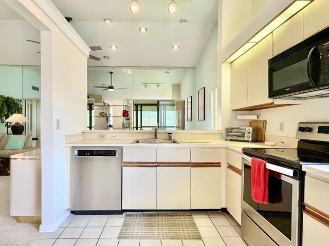 10678 OCEAN PALM Way 202, Boynton Beach, FL 33437