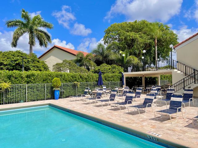 10678 OCEAN PALM Way 202, Boynton Beach, FL 33437