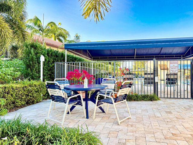 10678 OCEAN PALM Way 202, Boynton Beach, FL 33437