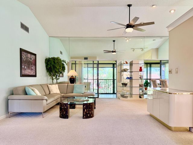 10678 OCEAN PALM Way 202, Boynton Beach, FL 33437