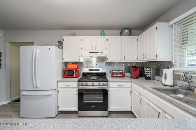 1 Selkirk Avenue, Toms River, NJ 08757