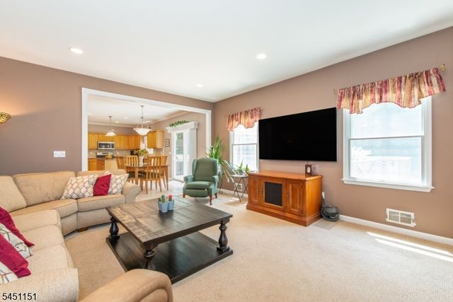 2 Kingston Ct, Jefferson Twp., NJ 07438