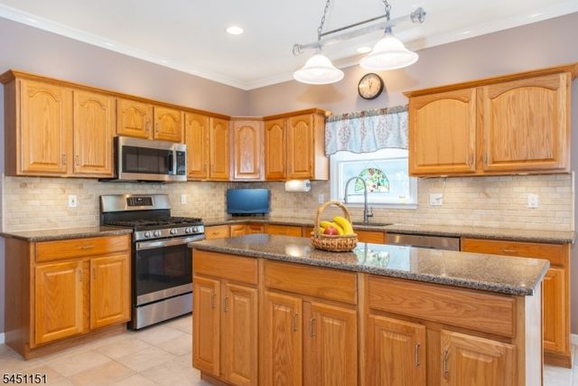 2 Kingston Ct, Jefferson Twp., NJ 07438