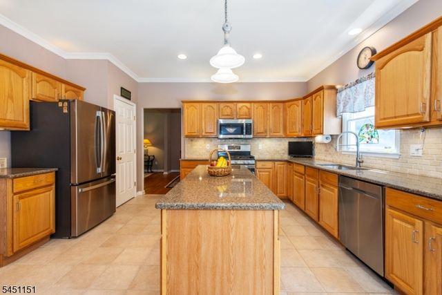 2 Kingston Ct, Jefferson Twp., NJ 07438