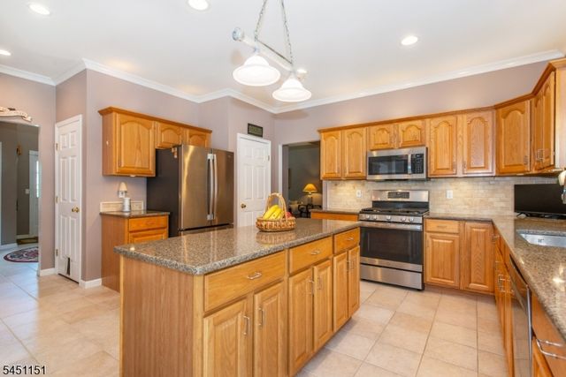 2 Kingston Ct, Jefferson Twp., NJ 07438