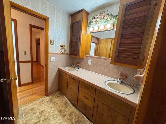 1159 V I Ranch Road, Bristol, TN 37620