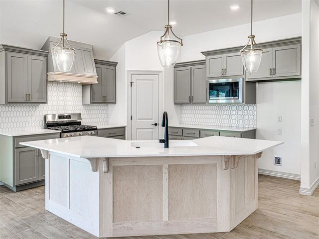 7700 Three Woods Lane, Yukon, OK 73099