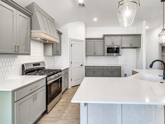 7700 Three Woods Lane, Yukon, OK 73099