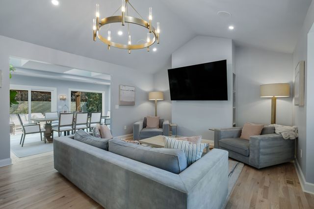 8 Redbud Dr, Nashville, TN 37215