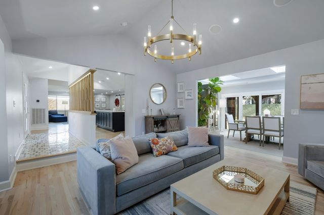 8 Redbud Dr, Nashville, TN 37215