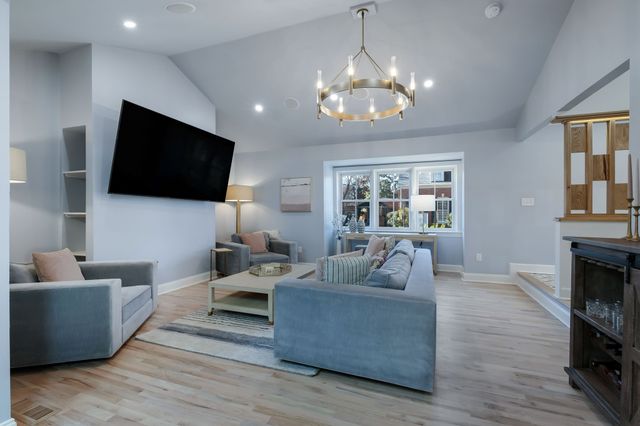 8 Redbud Dr, Nashville, TN 37215