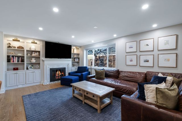 8 Redbud Dr, Nashville, TN 37215