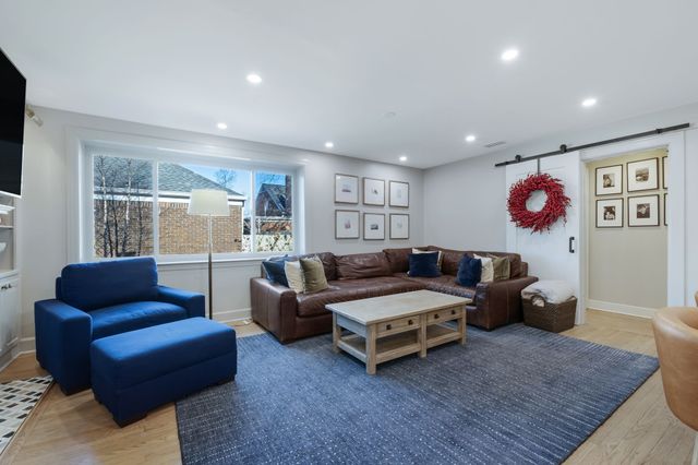 8 Redbud Dr, Nashville, TN 37215