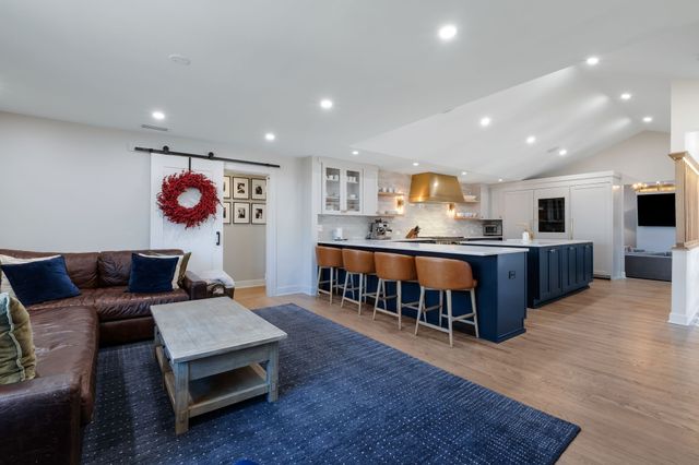 8 Redbud Dr, Nashville, TN 37215