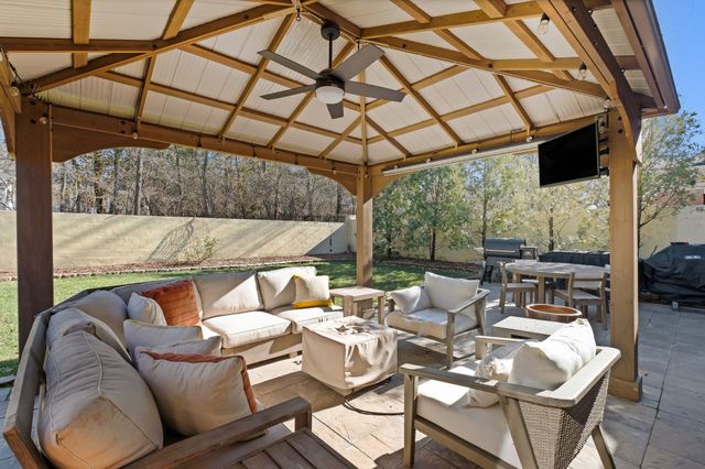 8 Redbud Dr, Nashville, TN 37215