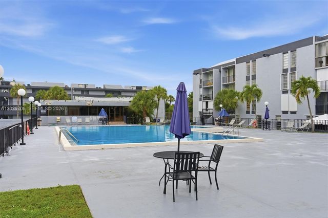 210 Fontainebleau Blvd 402, Miami, FL 33172