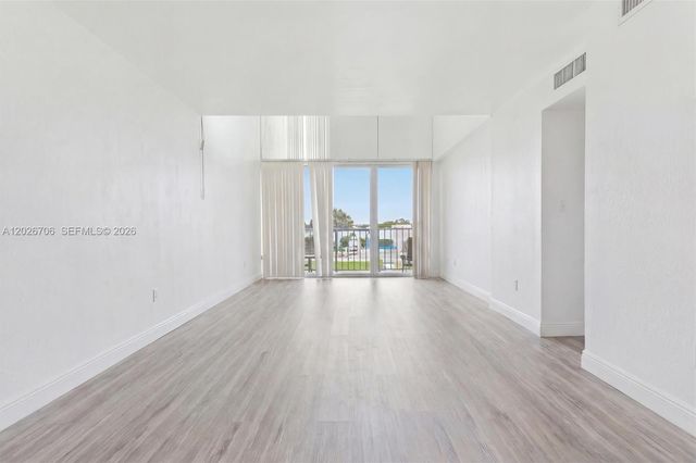 210 Fontainebleau Blvd 402, Miami, FL 33172
