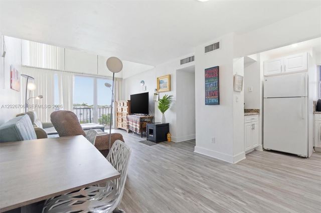 210 Fontainebleau Blvd 402, Miami, FL 33172