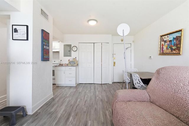 210 Fontainebleau Blvd 402, Miami, FL 33172