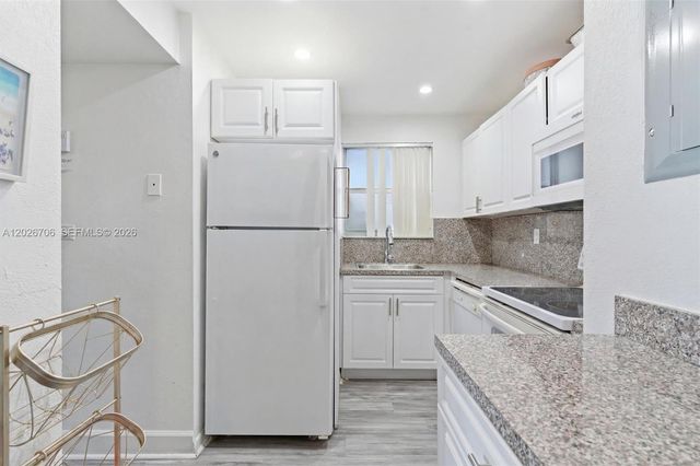 210 Fontainebleau Blvd 402, Miami, FL 33172