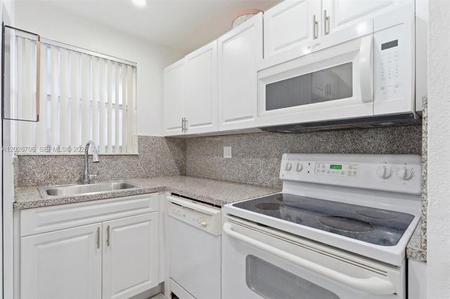 210 Fontainebleau Blvd 402, Miami, FL 33172
