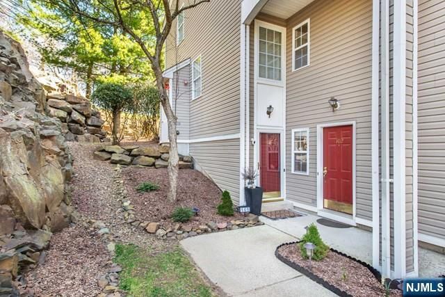 102 Lakeview Court, Pompton Lakes, NJ 07442