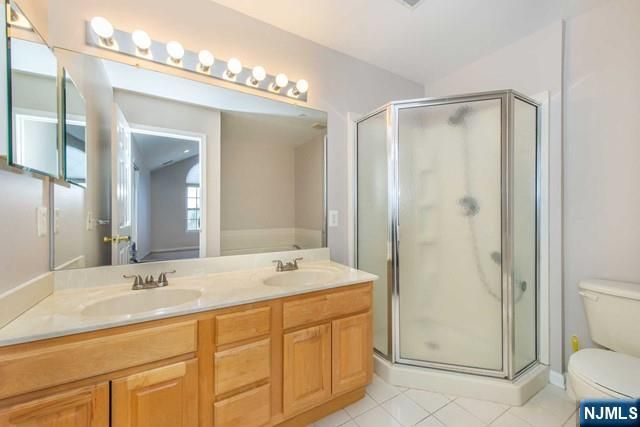 102 Lakeview Court, Pompton Lakes, NJ 07442