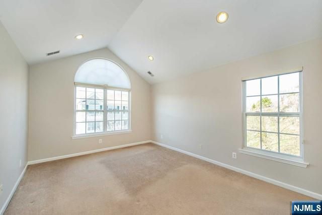 102 Lakeview Court, Pompton Lakes, NJ 07442